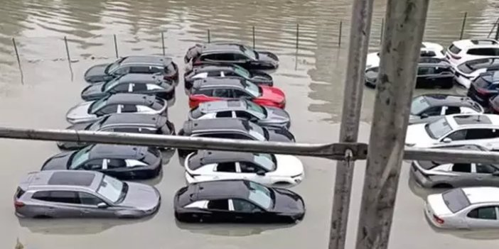 Yağış sonrasında arabalar su içinde kaldı