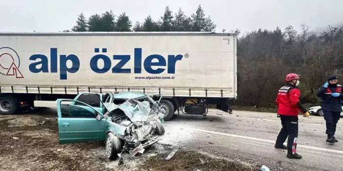 Otomobil ile TIR kazası sonrasında 2 kişi hayatını kaybetti birisi yaralındı