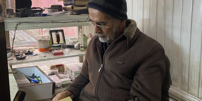Konya'lı saat tamircisi 25 yıldır vefat edenleri defterine kayıt ediyor