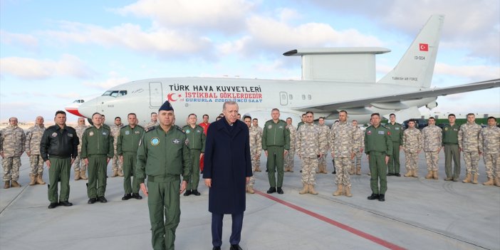 Cumhurbaşkanı Erdoğan, askeri erken ihbar uçağını inceledi