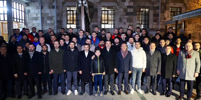 AK Parti'nin yeni yönetimi sabah namazında buluştu