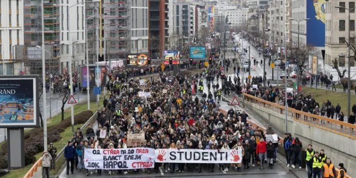 Sırbistan'da greve giden öğretmenler çalışma şartlarını protesto etti