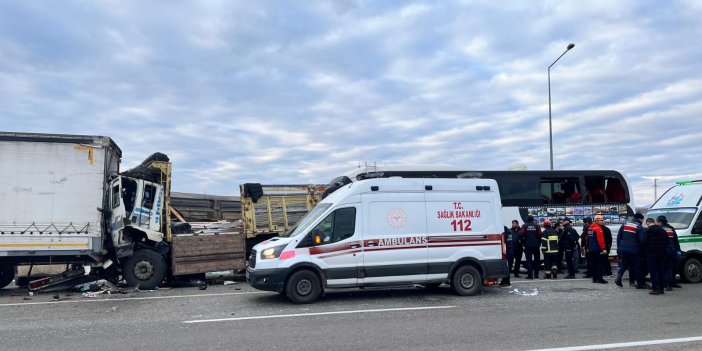 Konya kara yolunda trafik kazası sonucunda 2 kişi öldü, 18 kişi yaralandı