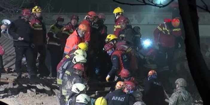 Çöken 4 katlı binanın enkazında kalanların 2'si, 5 saat sonra sağ çıkarıldı