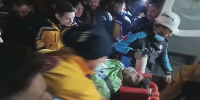 Bakan Yerlikaya Konya'daki çöken binayla ilgili olay yerinden açıklama yaptı