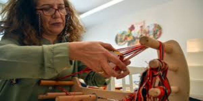 Annesinden gördüğü geleneksel dokuma yöntemi "çarpana" nın ustası oldu