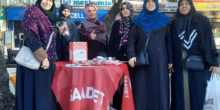 Saadet Partisi Konya'da lokum dağıtı