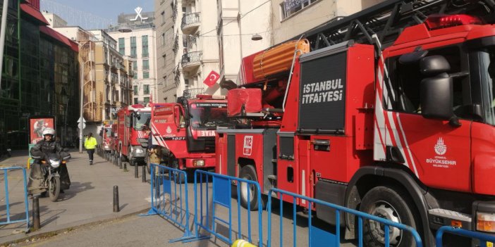 Beyoğlu'nda otelde çıkan yangın çalışanların müdahalesiyle söndürüldü