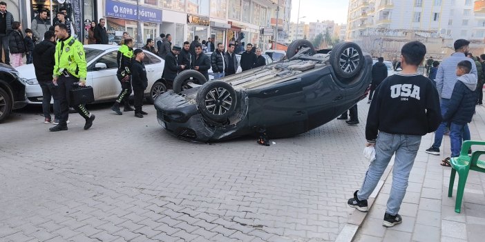 Siirt'te otomobil park halindeki araca çarptı
