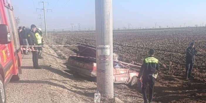 Feci şekilde can verdiler! Konya'da direğe çarpan otomobildeki 2 kişi öldü