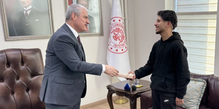 Konya Valisi Akın, can kurtaran Hüseyin'e cep telefonu hediye etti