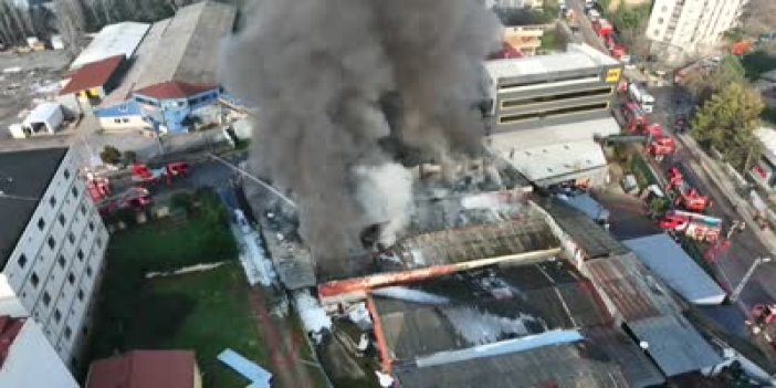 Çekmeköy'de lastik deposunda çıkan yangına müdahale ediliyor