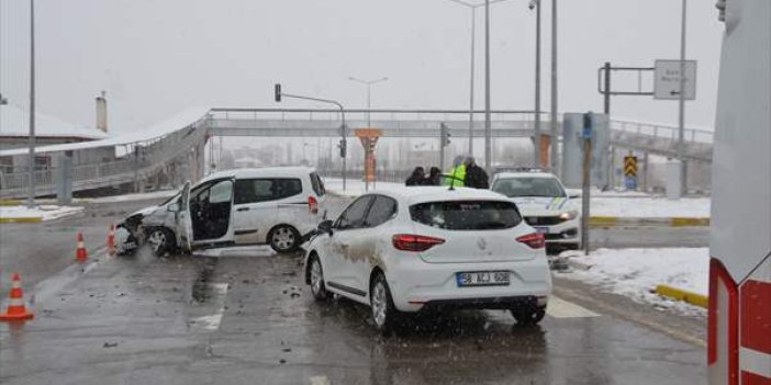 Şarkışla'da hafif ticari araç ile otomobilin çarpıştığı kazada 1 kişi yaralandı