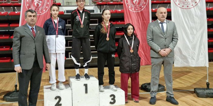 Liseli taekwondocular kıyası mücadele etti.