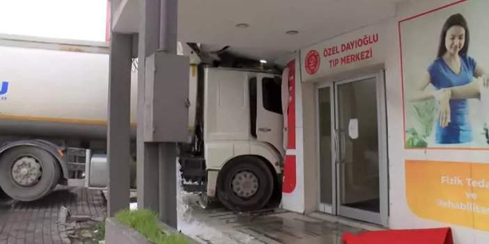 Su tankeri tıp merkezinin bulunduğu binaya çarptı