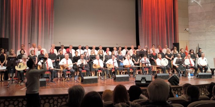 Türk Halk Müziği konseri sanatseverler tarafından yoğun ilgi gördü