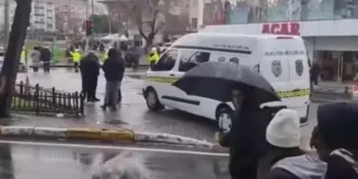 Polislere bıçaklı saldırı