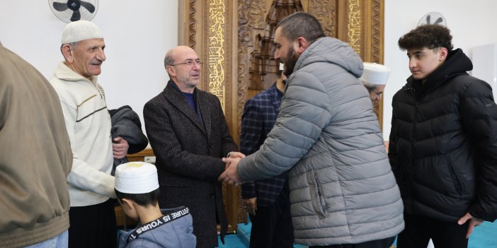 Başkan Pekyatırmacı Berat Kandili’nde  vatandaşlarla bir araya geldi