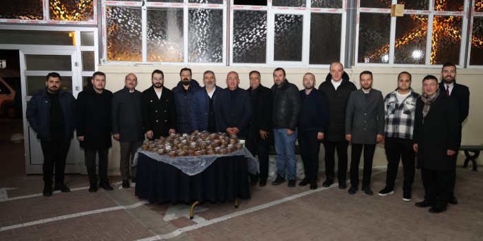 AK Parti Meram İlçe Başkanlığı vatandaşlara kandil simidi ikramında bulundu