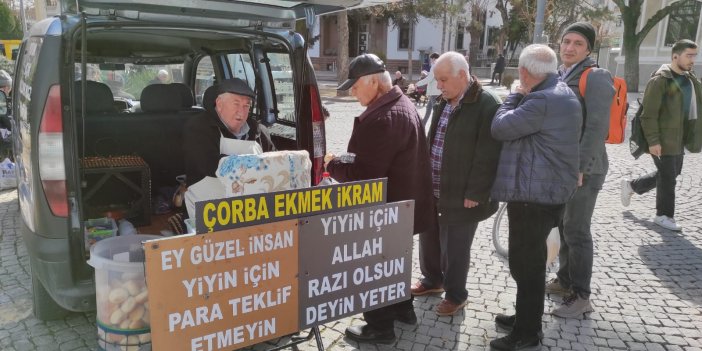 Konya'da yıllardır ücretsiz çorba dağıtıyor Çocukları da balonla sevindiriyor