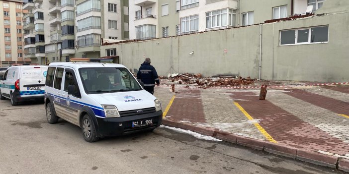 Konya'nın binanın yıkılan duvarı altında kalan araçlar zarar gördü