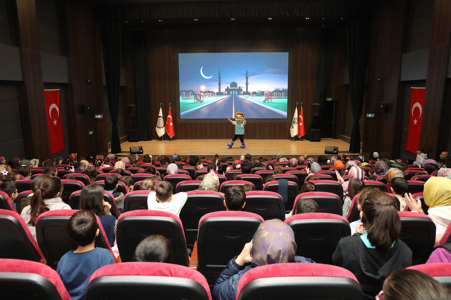 “Ramazan Neşesi Karatay’da” tiyatro gösterisine yoğun ilgi