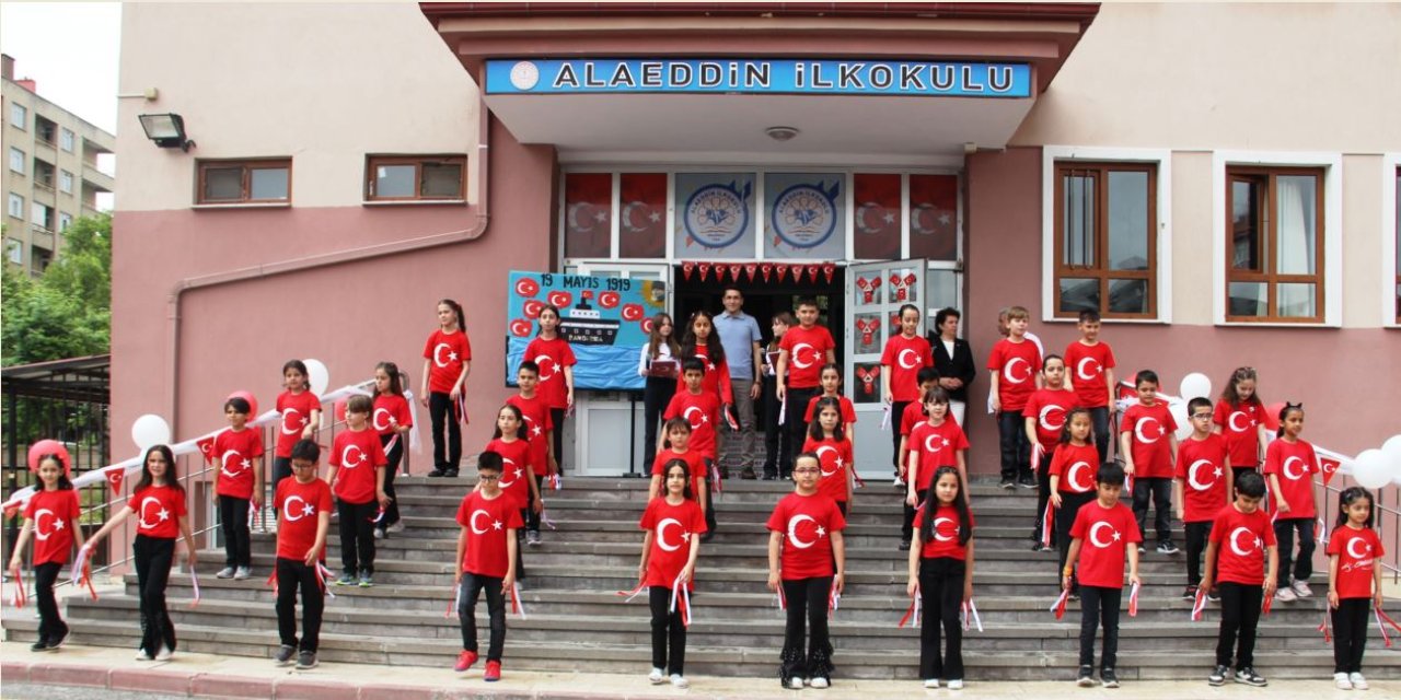 Kaza yapan tırdaki Anguslar yola dağıldı