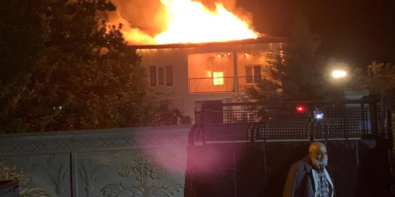 Konya'da yıldırım düşen evde yangın çıktı!
