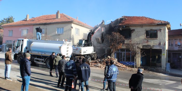 Yunak'ta risk oluşturan metruk bina yıkılıyor