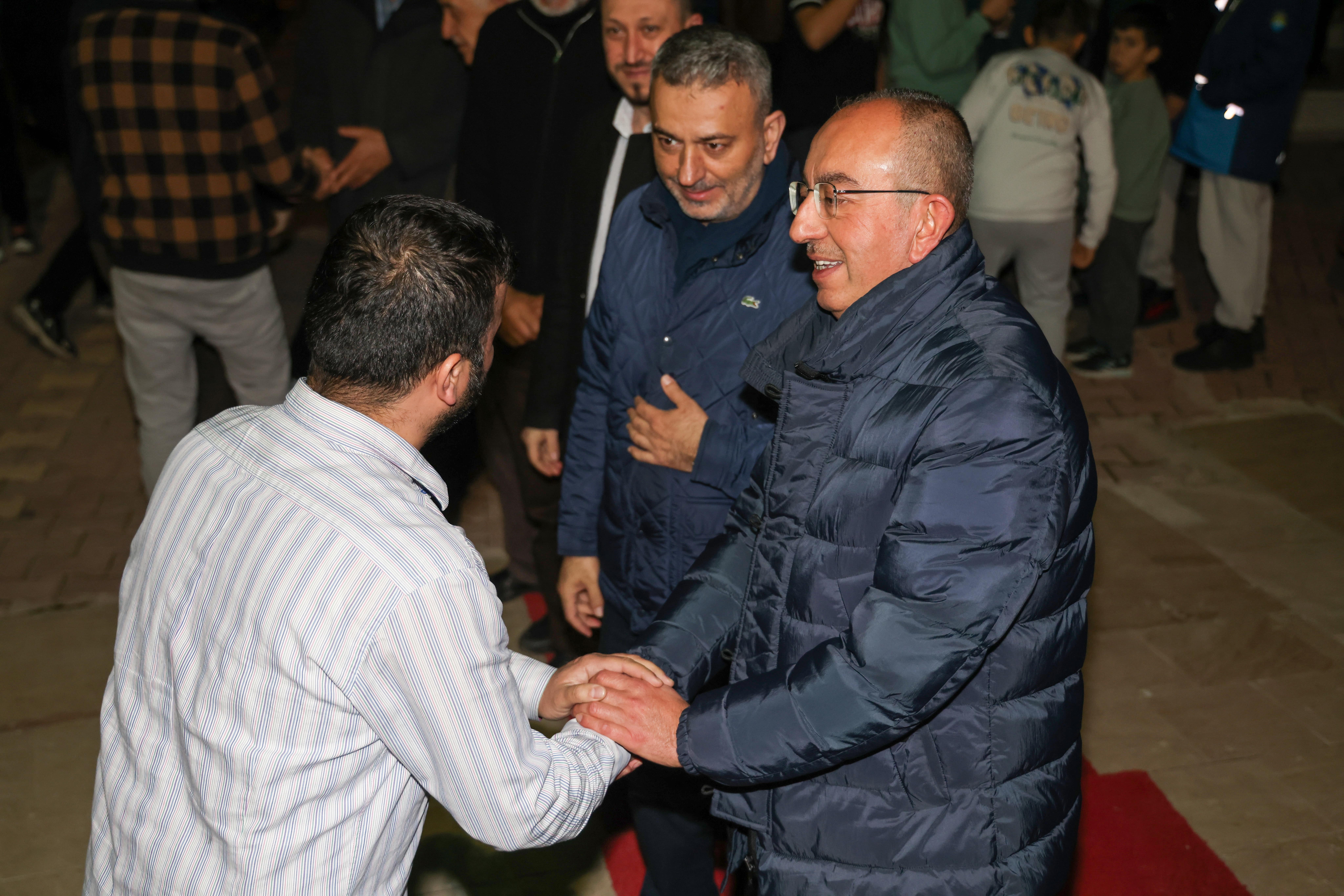 Başkan Kavuş teravih sonrası Alpaslan Mahallesi sakinleriyle buluştu