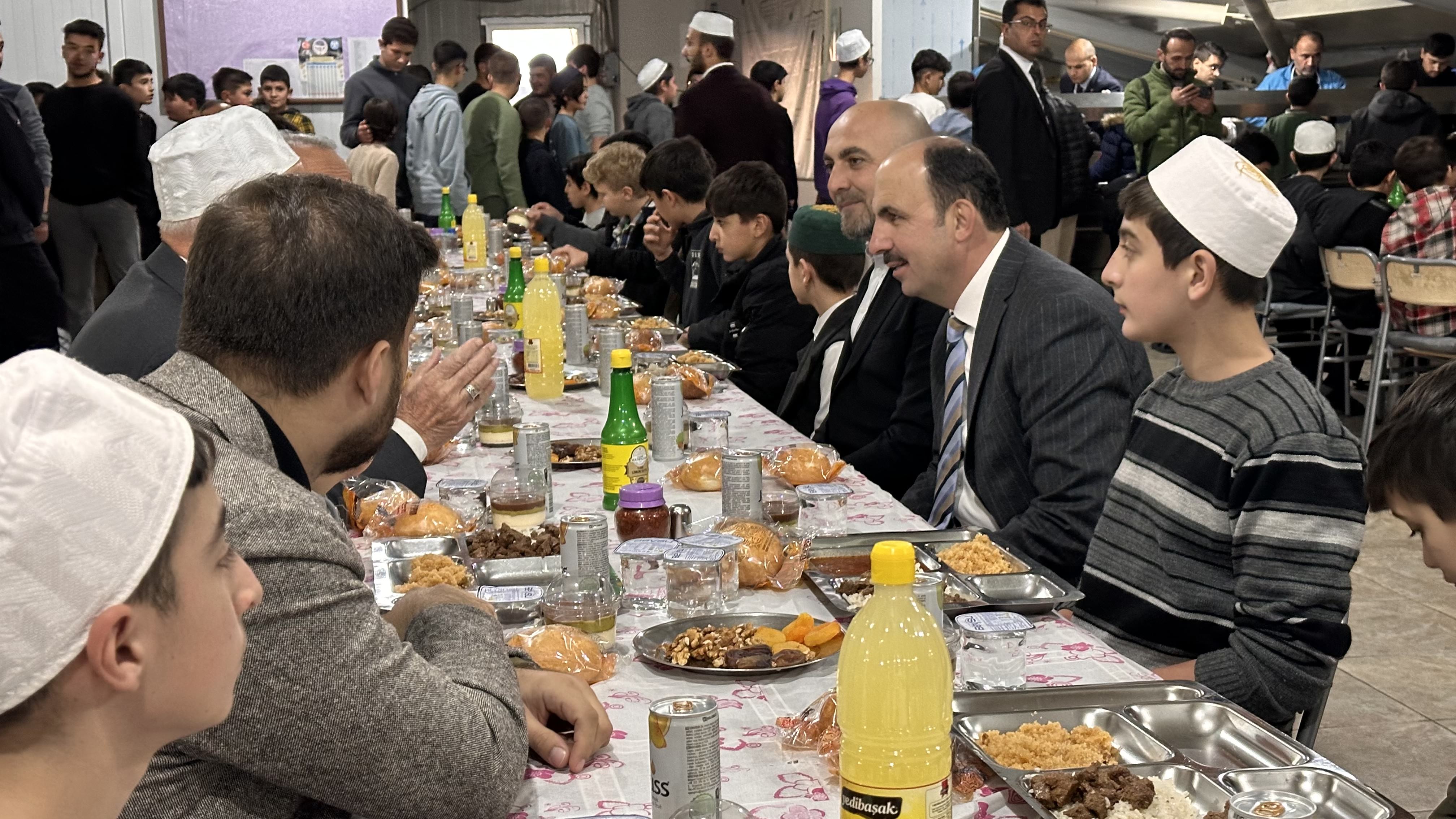Başkan Altay Çumralıların ramazan bereketine ortak oldu