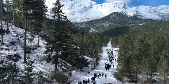 Konya'da doktorlar, 'glokom' hastalığına dikkat çekmek için karda 7 kilometre yürüdü