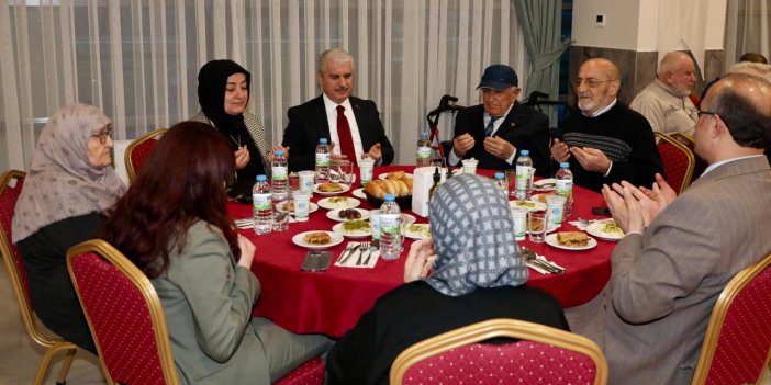 Konya Valisi Akın huzurevi sakinleri ile iftar yaptı