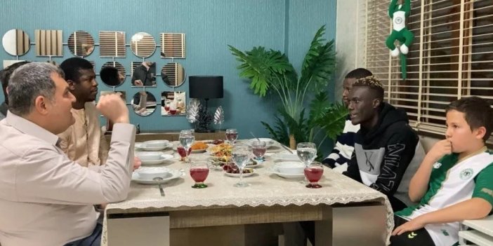 Konyasporlu futbolculardan küçük taraftara jest!