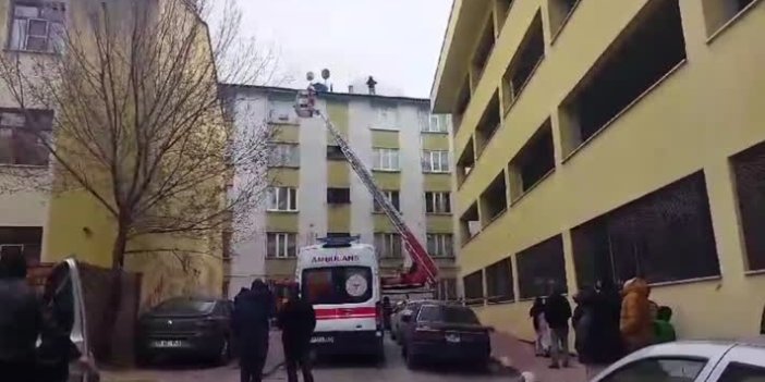 Konya'da 5 katlı binanın çatısında çıkan yangın korkuttu