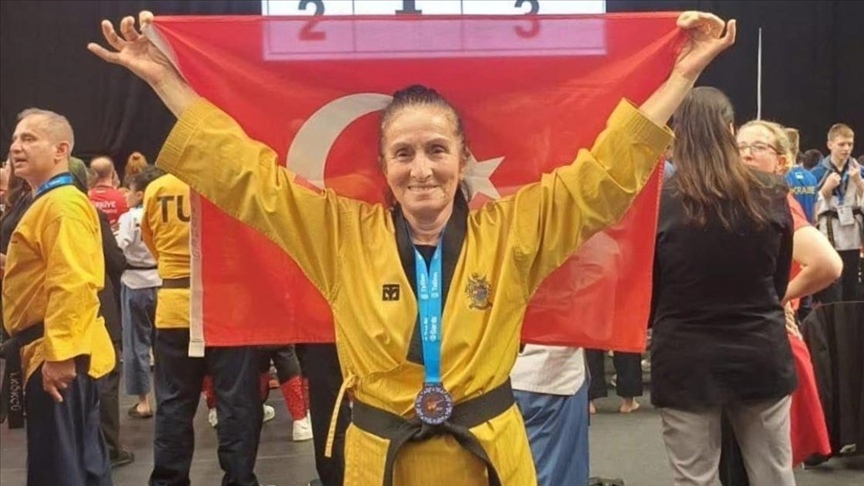 74 yaşındaki milli tekvandocu Avrupa Poomsae Şampiyonası'nda üçüncü oldu