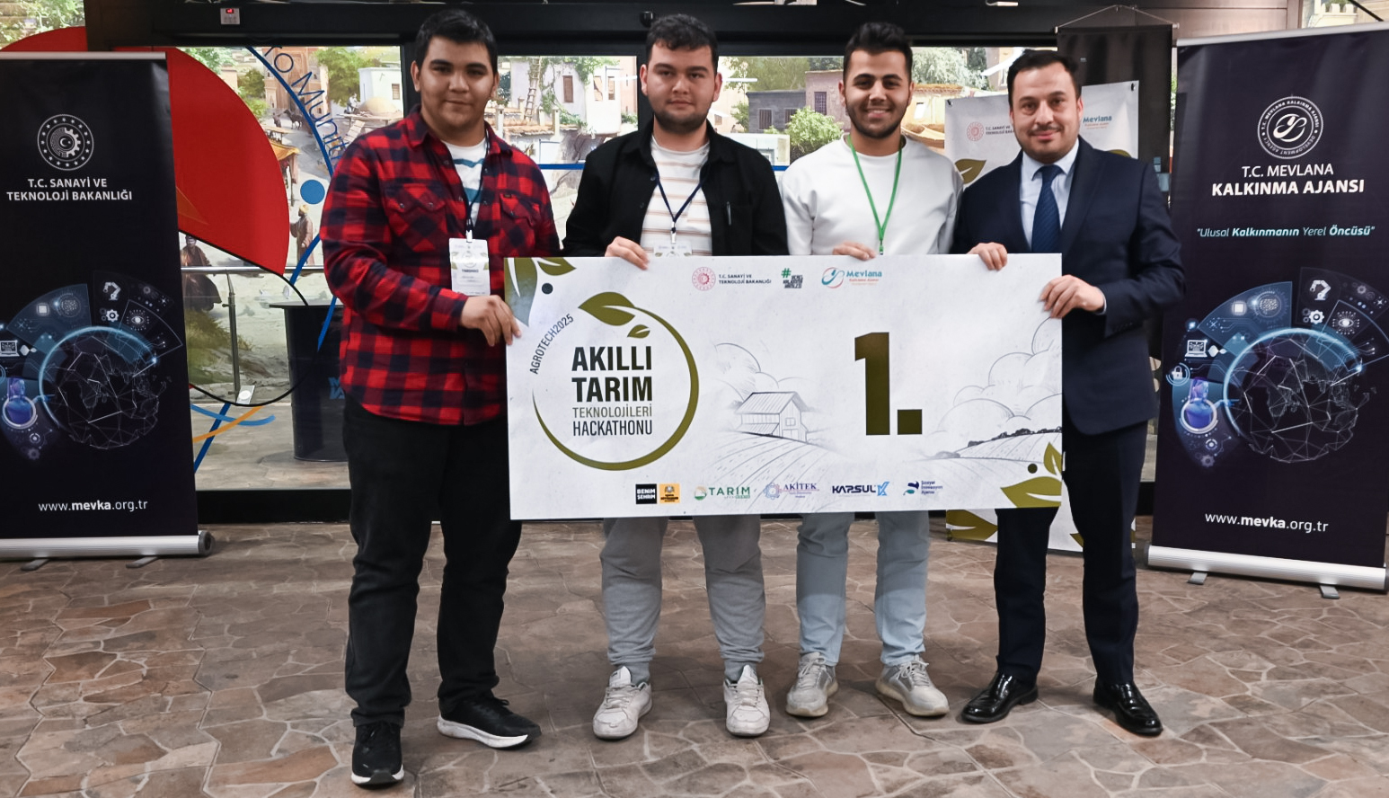 NEÜ Mühendislik Fakültesi Öğrencilerinden Agrotech 2025 Hackathonu’nda Birincilik