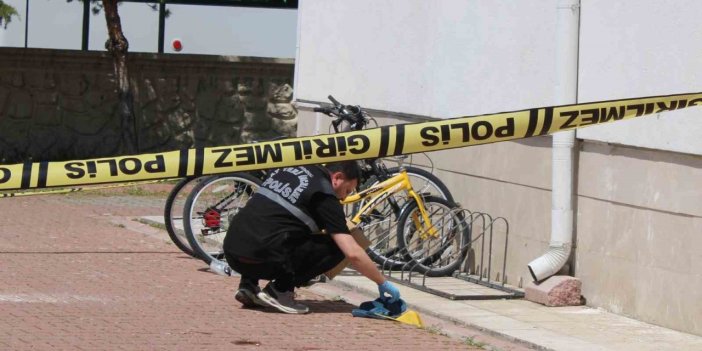 Cam silerken 4'üncü kattan düşen kadın, ağır yaralandı