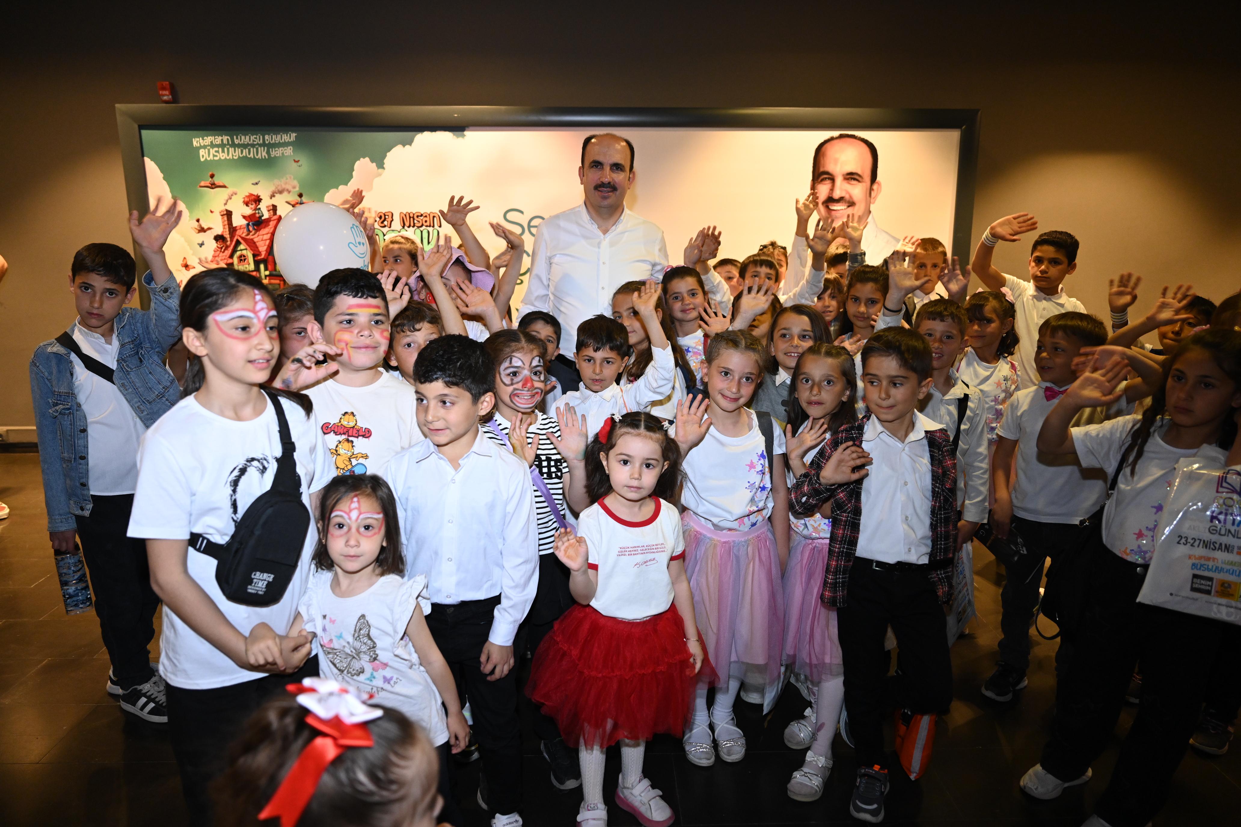 Başkan Altay, yoğun ilgi gören “Çocuk Kitap Günleri'nde çocuklarla buluştu