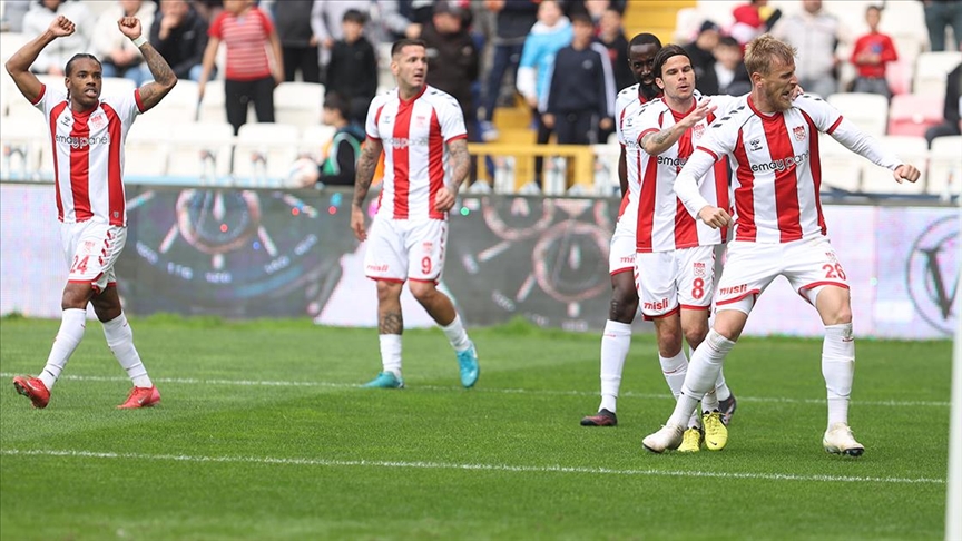 Futbolcular ve teknik adamlar, Dinler Bahçesi'nde cuma namazı kıldı
