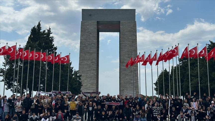 Beşiktaş taraftarları Çanakkale Şehitler Abidesi'ni ziyaret etti