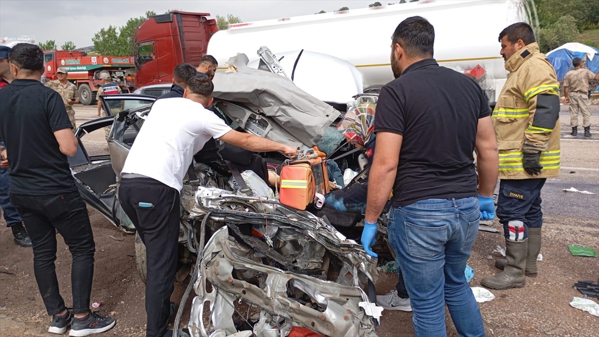 Tırla otomobil çarpıştı: 2 ölü 3 yaralı