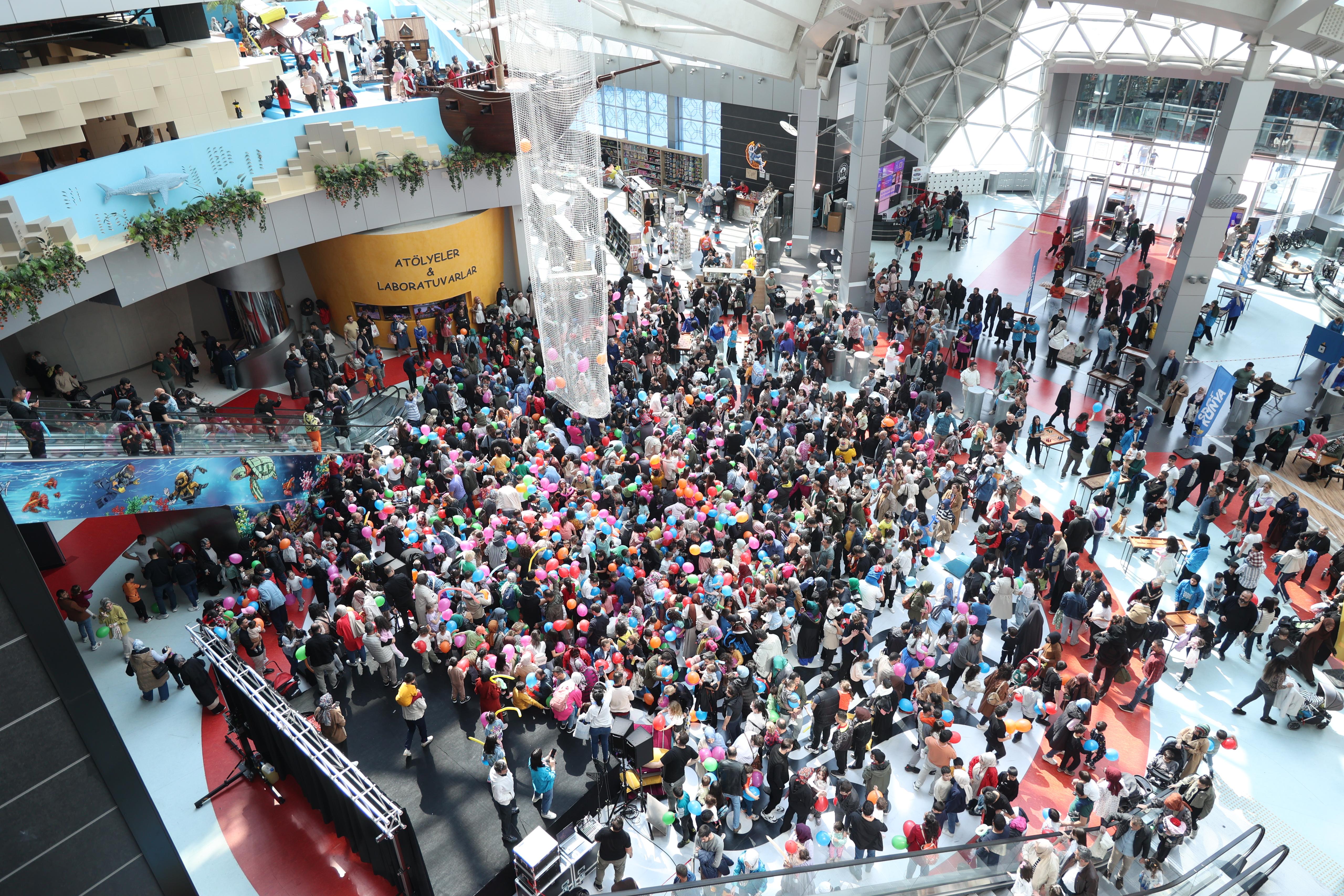 Başkan Altay , Bilim Merkezi Çocuk Şenliği'nde çocukların coşkusuna ortak oldu