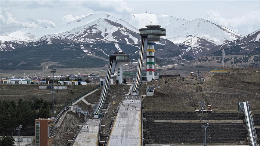 Türkiye'nin tek kayakla atlama kulelerinin pistleri ahşapla yenileniyor