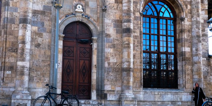 Konya'da pencereleri kapısından büyük camii’ye turist ilgisi