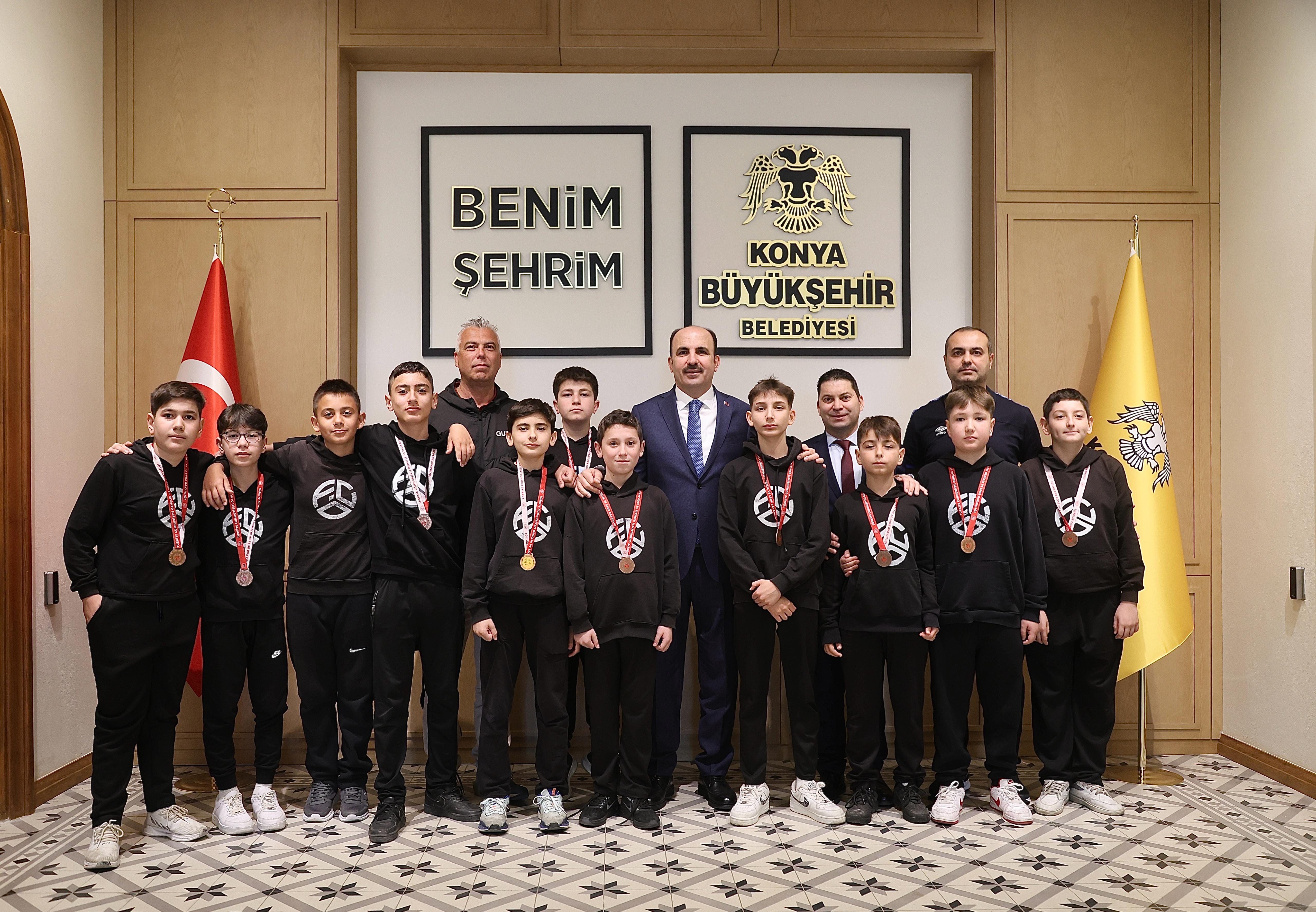 Başkan Altay dereceye giren öğrencileri tebrik etti