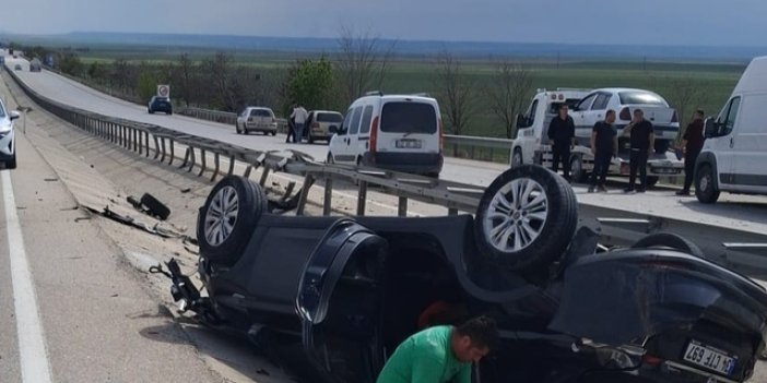 Konya'da devrilen otomobildeki karı koca yaralandı