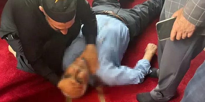 Camide namaz kılan adam bıçaklandı