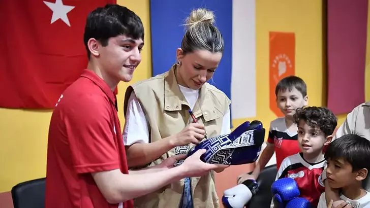 Milli boksör Hatice Akbaş, genç sporcular ile bir araya geldi