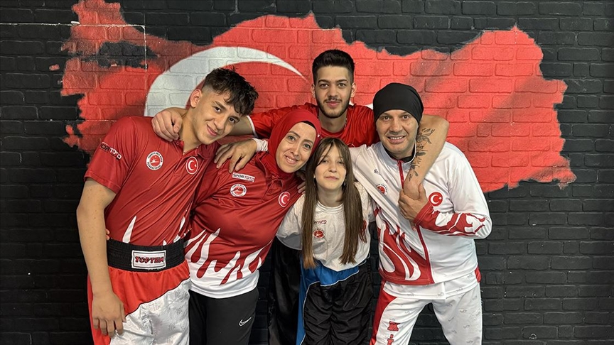 Kick boksçu anne baba 3 çocuğuyla beraber ringlerin tozunu attırıyor